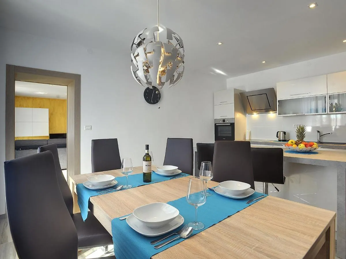 Comfortable House With Private Pool Liznjan Holiday home