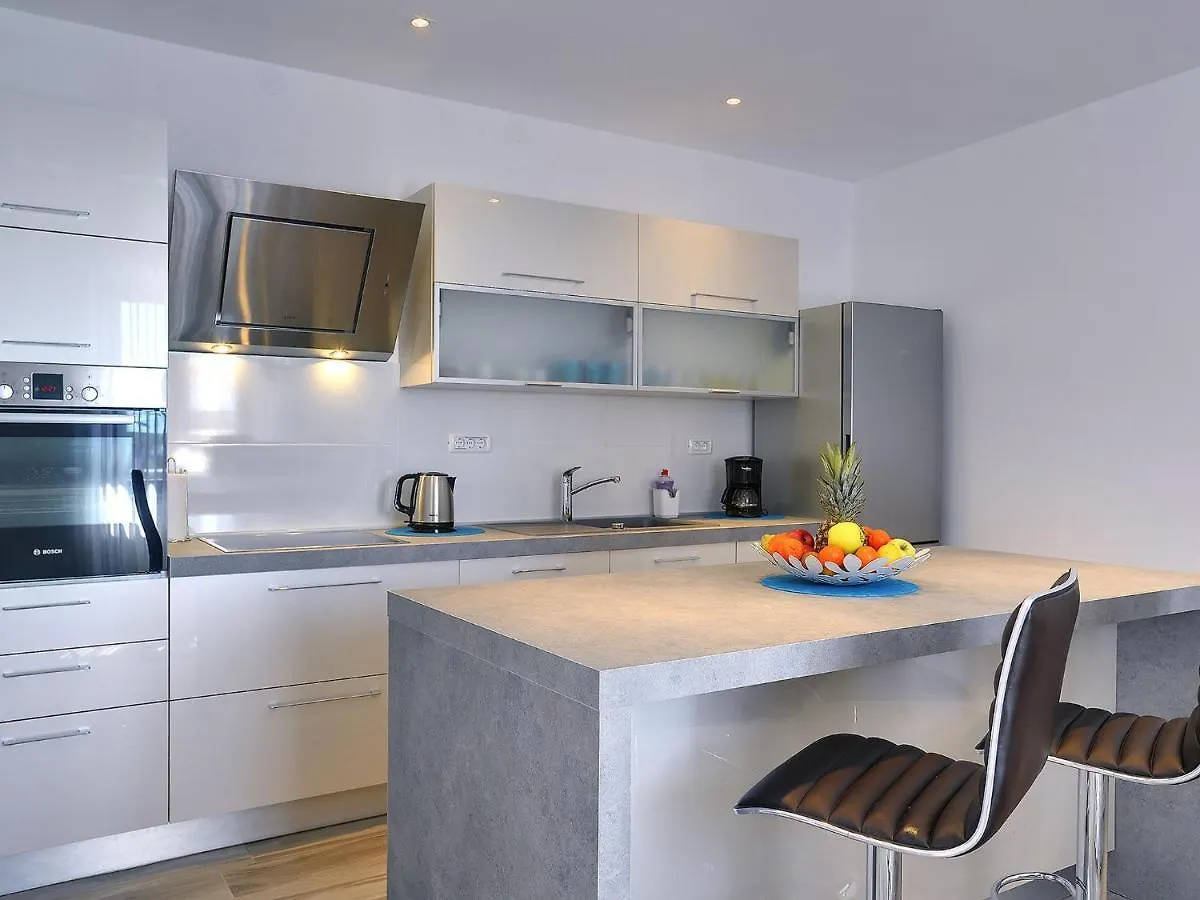 Comfortable House With Private Pool Ližnjan