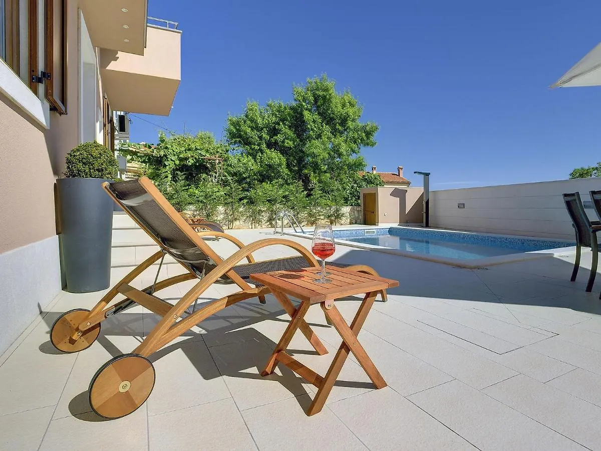 Comfortable House With Private Pool Liznjan