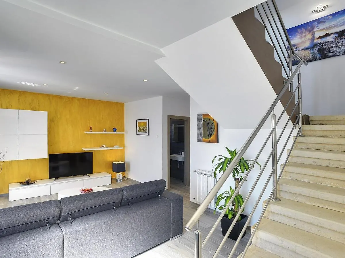Comfortable House With Private Pool Liznjan Holiday home